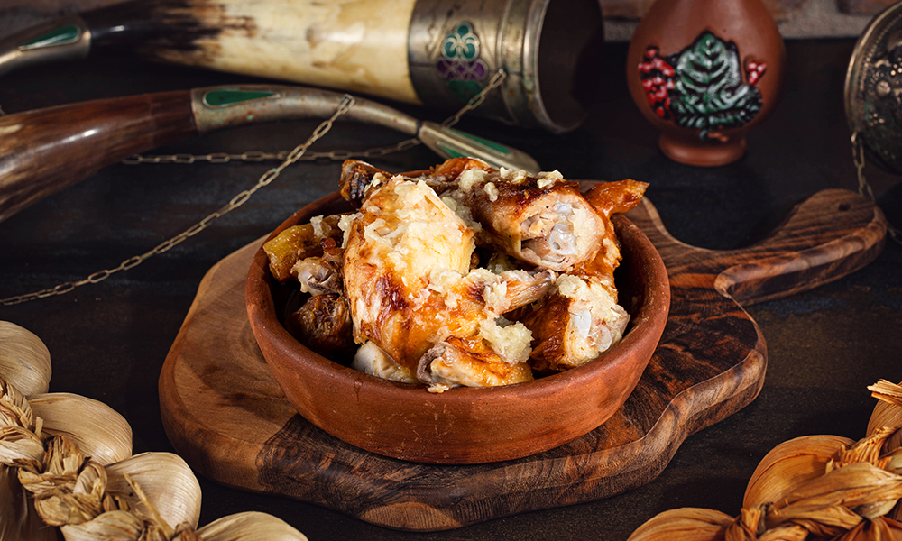 Shqmeruli - Georgian dish at Tbilisuri Ezo restaurant in Tbilisi }}