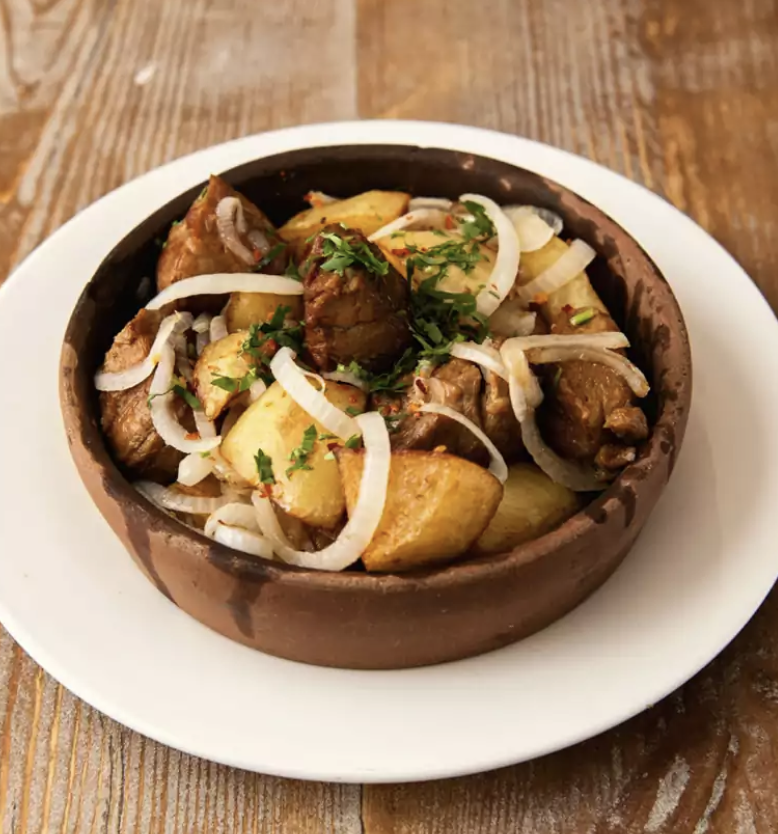 Ojaxuri With lamb meat - Georgian dish at Tbilisuri Ezo restaurant in Tbilisi }}