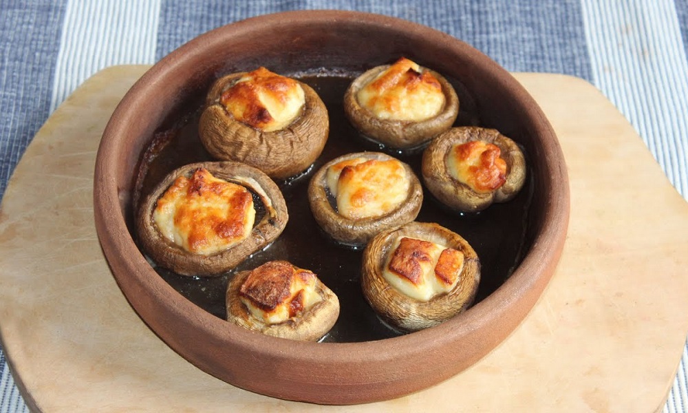Fried mushrooms with Sulguni cheese - Georgian dish at Tbilisuri Ezo restaurant in Tbilisi }}