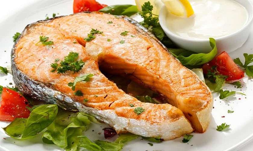 Salmon steak with vegetable garnish - Georgian dish at Tbilisuri Ezo restaurant in Tbilisi }}